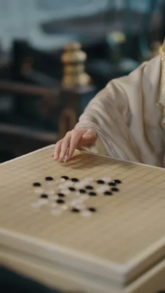 พันธนาการหัวใจใต้บัลลังก์ 