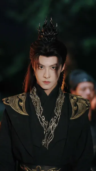 พันธนาการหัวใจใต้บัลลังก์ 