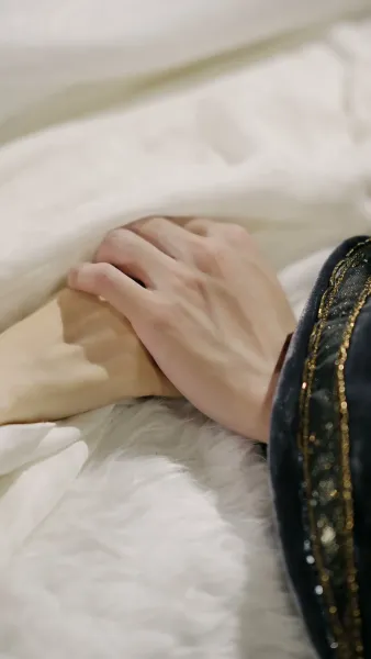 พันธนาการหัวใจใต้บัลลังก์ 