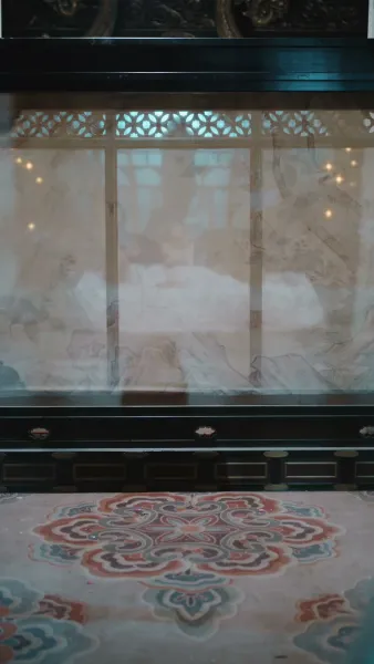 พันธนาการหัวใจใต้บัลลังก์ 