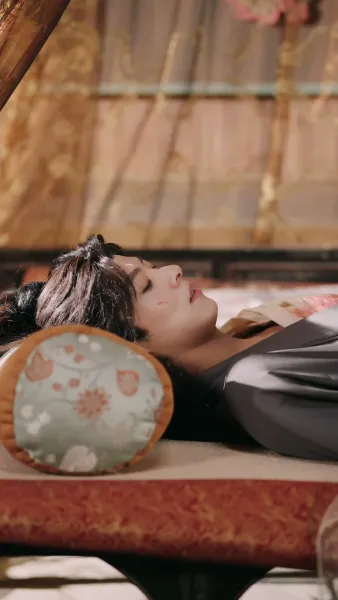 พันธนาการหัวใจใต้บัลลังก์ 