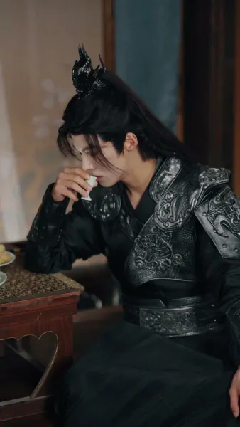 พันธนาการหัวใจใต้บัลลังก์ 