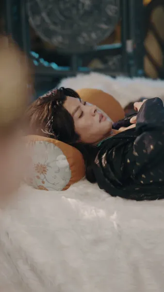 พันธนาการหัวใจใต้บัลลังก์ 