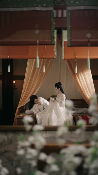 พันธนาการหัวใจใต้บัลลังก์ 