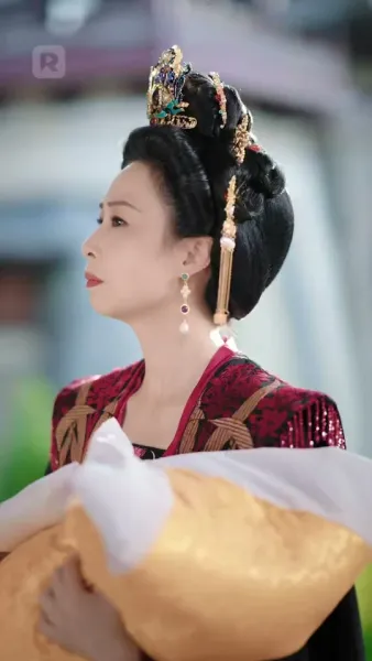 ผู้บงการหลังบัลลังก์