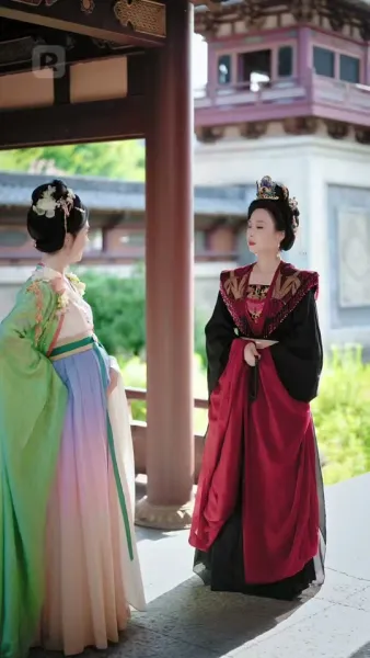 ผู้บงการหลังบัลลังก์