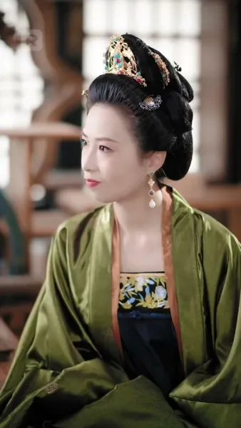 ผู้บงการหลังบัลลังก์