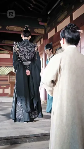 ผู้บงการหลังบัลลังก์