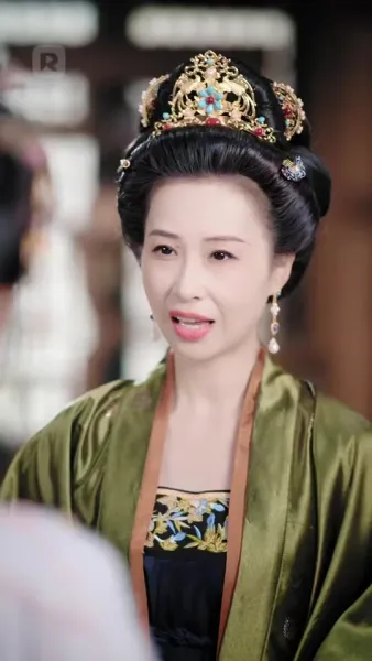 ผู้บงการหลังบัลลังก์