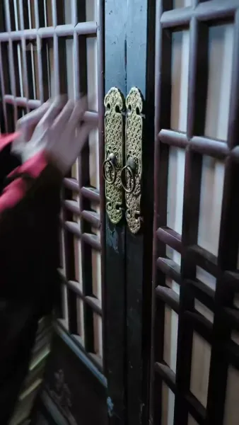 ผู้บงการหลังบัลลังก์