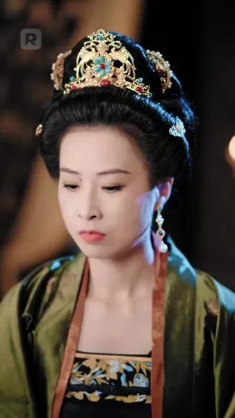 ผู้บงการหลังบัลลังก์