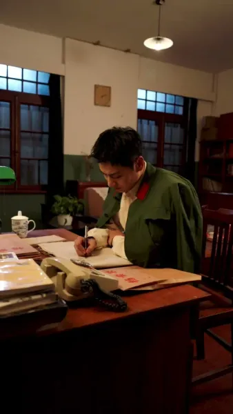 ผู้ถามที่เงียบงัน ลมใบไม้ผลิกับคำถามที่ไม่มีคำตอบ