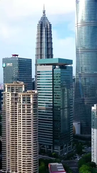 จากพี่เลี้ยงสู่ไอดอลบอส