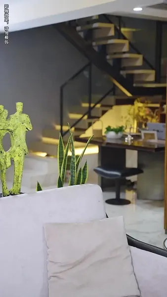 หลังจากการหย่าร้าง ภรรยาเก่าของเขาได้นำลูกไป