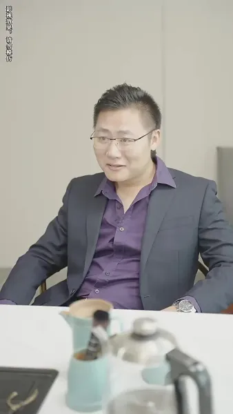 หลังจากการหย่าร้าง ภรรยาเก่าของเขาได้นำลูกไป