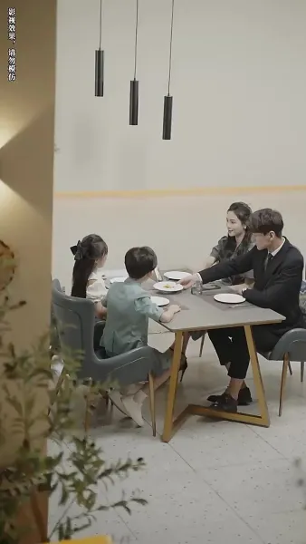 หลังจากการหย่าร้าง ภรรยาเก่าของเขาได้นำลูกไป