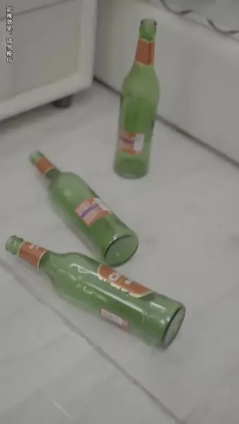 หลังจากการหย่าร้าง ภรรยาเก่าของเขาได้นำลูกไป