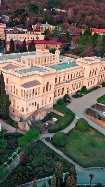 ใต้หน้ากากคือทายาทเศรษฐี