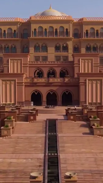 ใต้หน้ากากคือทายาทเศรษฐี