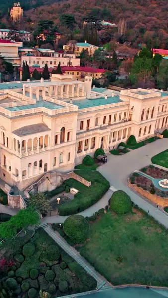 ใต้หน้ากากคือทายาทเศรษฐี