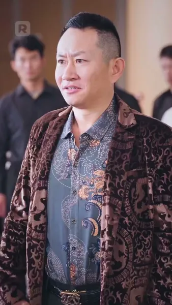 พ่อค้าปลาธรรมดา
เป็นบอสใหญ่ตัวจริง