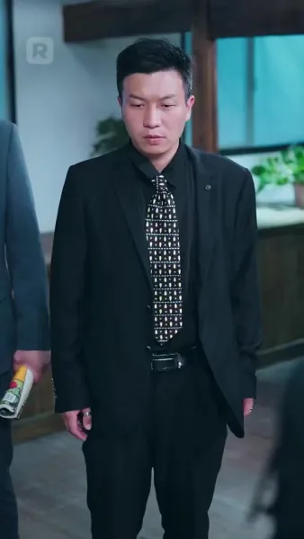 พ่อค้าปลาธรรมดา
เป็นบอสใหญ่ตัวจริง