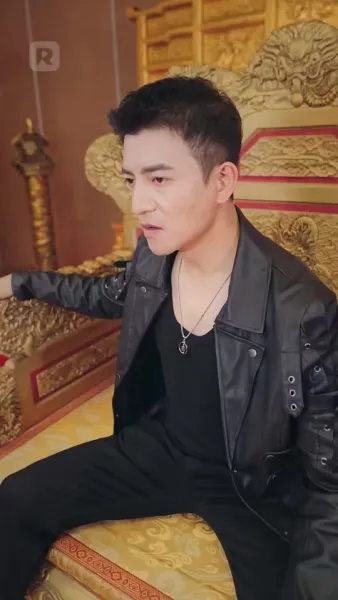 พ่อค้าปลาธรรมดา
เป็นบอสใหญ่ตัวจริง