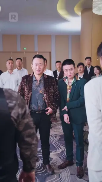 พ่อค้าปลาธรรมดา
เป็นบอสใหญ่ตัวจริง