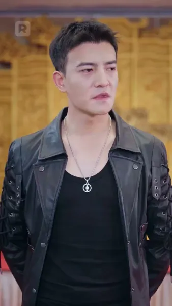 พ่อค้าปลาธรรมดา
เป็นบอสใหญ่ตัวจริง