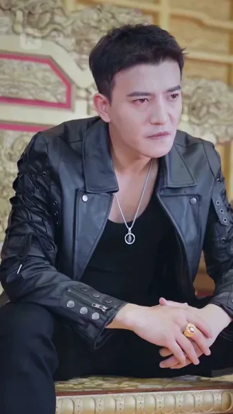 พ่อค้าปลาธรรมดา
เป็นบอสใหญ่ตัวจริง