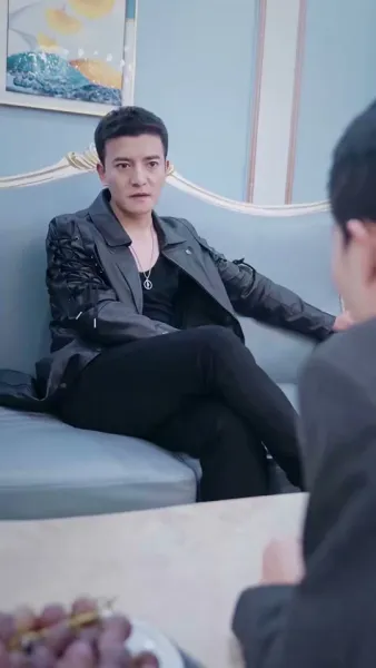 พ่อค้าปลาธรรมดา
เป็นบอสใหญ่ตัวจริง