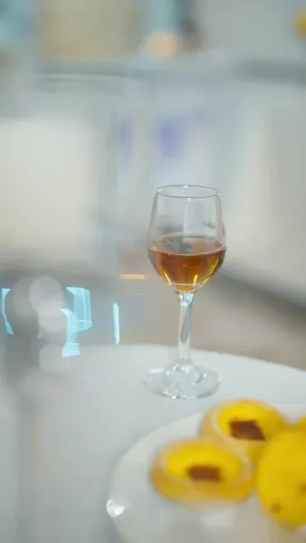 หงส์ขาวกับทะเลพิศวาส