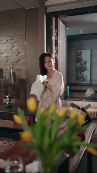 สามีที่ดูเย็นชา ทิ้งหน้ากากแล้วจูบฉันจนต้องน้ำตาซึม