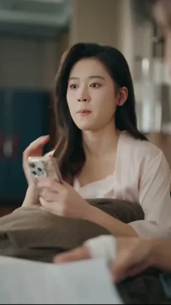 สามีที่ดูเย็นชา ทิ้งหน้ากากแล้วจูบฉันจนต้องน้ำตาซึม