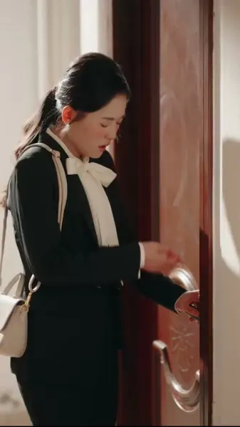 สามีที่ดูเย็นชา ทิ้งหน้ากากแล้วจูบฉันจนต้องน้ำตาซึม