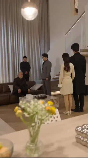 สามีที่ดูเย็นชา ทิ้งหน้ากากแล้วจูบฉันจนต้องน้ำตาซึม