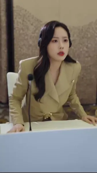 สามีที่ดูเย็นชา ทิ้งหน้ากากแล้วจูบฉันจนต้องน้ำตาซึม