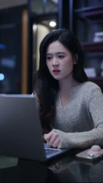 สามีที่ดูเย็นชา ทิ้งหน้ากากแล้วจูบฉันจนต้องน้ำตาซึม