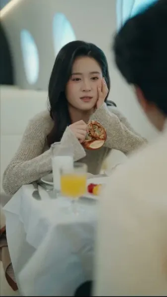 สามีที่ดูเย็นชา ทิ้งหน้ากากแล้วจูบฉันจนต้องน้ำตาซึม