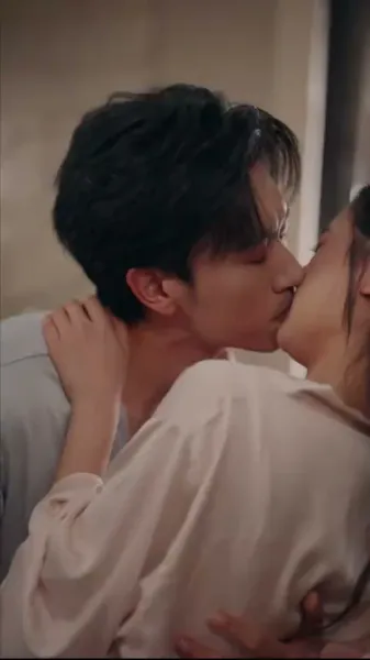 สามีที่ดูเย็นชา ทิ้งหน้ากากแล้วจูบฉันจนต้องน้ำตาซึม