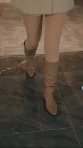 สามีที่ดูเย็นชา ทิ้งหน้ากากแล้วจูบฉันจนต้องน้ำตาซึม