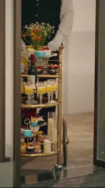 สามีที่ดูเย็นชา ทิ้งหน้ากากแล้วจูบฉันจนต้องน้ำตาซึม