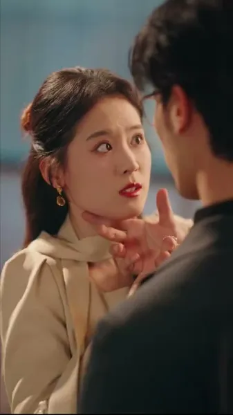 สามีที่ดูเย็นชา ทิ้งหน้ากากแล้วจูบฉันจนต้องน้ำตาซึม