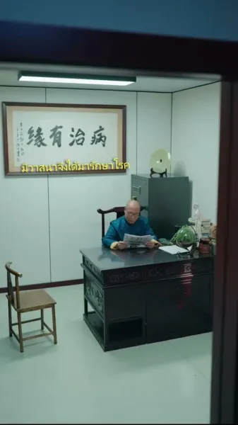 สามีที่ดูเย็นชา ทิ้งหน้ากากแล้วจูบฉันจนต้องน้ำตาซึม