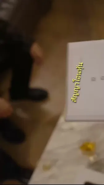 สามีที่ดูเย็นชา ทิ้งหน้ากากแล้วจูบฉันจนต้องน้ำตาซึม