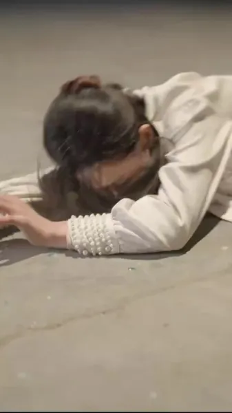 สามีที่ดูเย็นชา ทิ้งหน้ากากแล้วจูบฉันจนต้องน้ำตาซึม