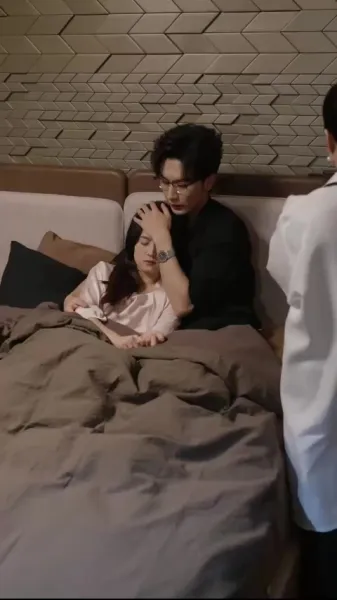 สามีที่ดูเย็นชา ทิ้งหน้ากากแล้วจูบฉันจนต้องน้ำตาซึม