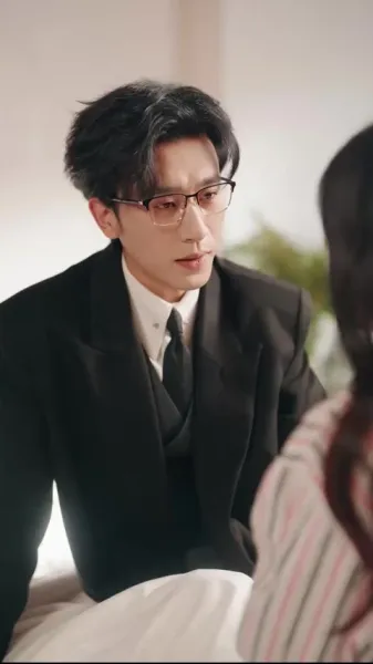 สามีที่ดูเย็นชา ทิ้งหน้ากากแล้วจูบฉันจนต้องน้ำตาซึม