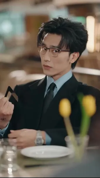 สามีที่ดูเย็นชา ทิ้งหน้ากากแล้วจูบฉันจนต้องน้ำตาซึม