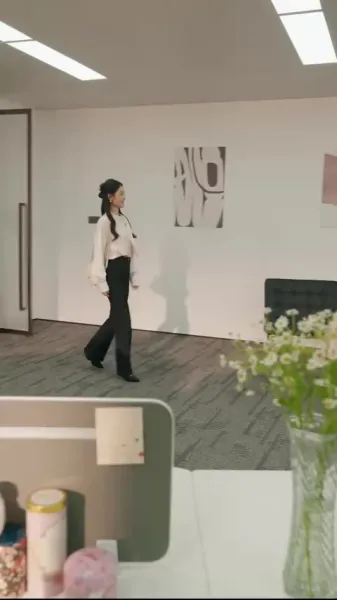 สามีที่ดูเย็นชา ทิ้งหน้ากากแล้วจูบฉันจนต้องน้ำตาซึม